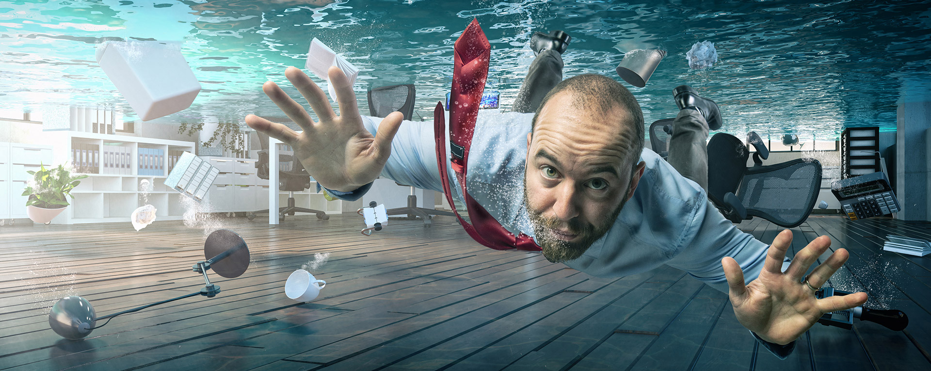 Man unter Wasser im Büro